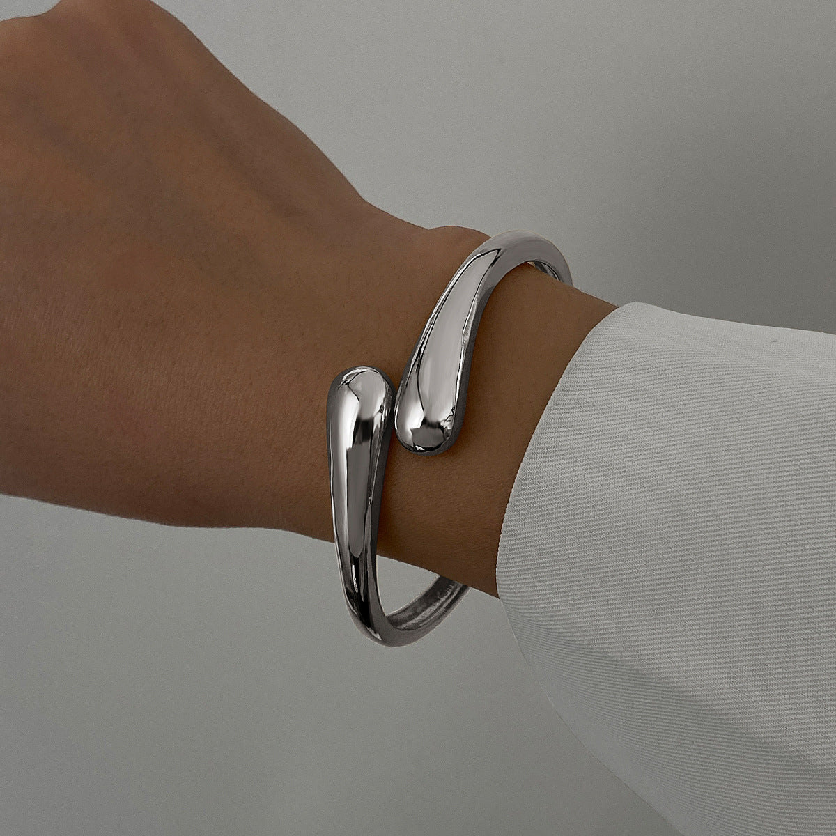 Polished Gold-Tone Bangle Bracelet with Elegant Curve