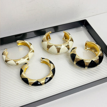 Oval Accent Cuff Bracelet with Bold Modern Contrast