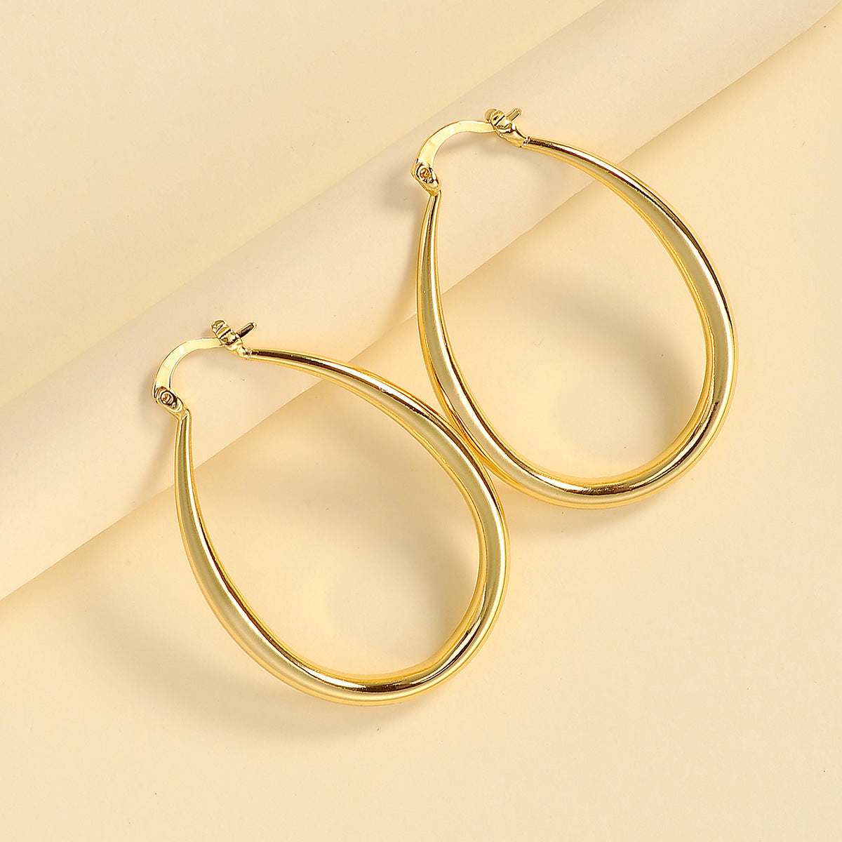 Classic Polished Hoop Earrings with Sleek Tapered Design