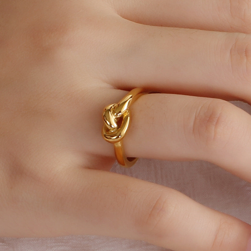 Elegant Interlocking Knot Ring – Minimal Statement Band